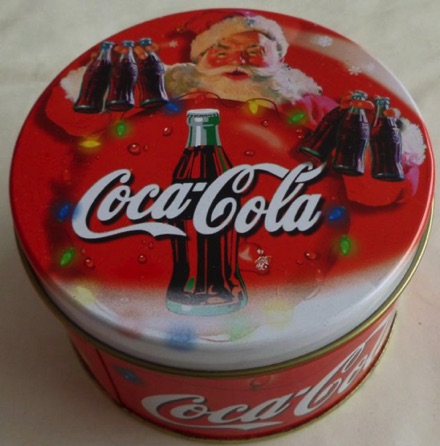 4049-16 € 2,50 coca cola blikje met kaars kerstman met 6 flesjes